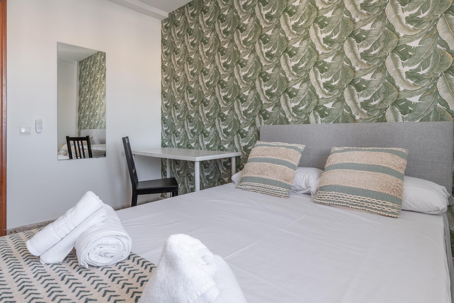 Tuguest Heroe Apartment Малага Экстерьер фото